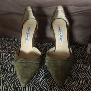 Manolo pumps flaw on inside right side!